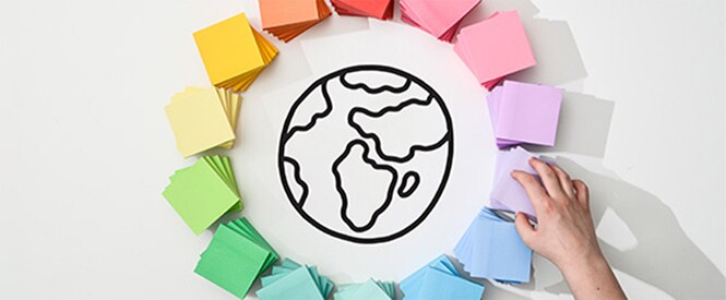 Des notes Post-it® colorées disposées en cercle autour d'un dessin représentant la Terre.
