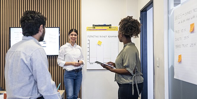 Brainstorming en équipe avec un Meeting Chart et des notes Post-it® dans une salle de réunion
