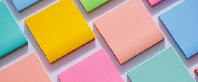 Un assortiment coloré de Notes Post-it®
