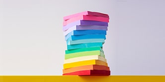 Une pile de notes Post-it® colorées disposées en forme de tour, mettant en valeur la grande variété de couleurs vives des notes Post-it®
