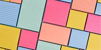 Un arrangement de notes Post-it® de différentes tailles dans des couleurs pastel et vives, créant un motif
