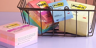 Un panier rempli de blocs-notes Post-it® colorés, présentant différentes tailles et formats de paquets

